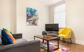 3-Bedroom Home In Liverpool L15 With Free Parking